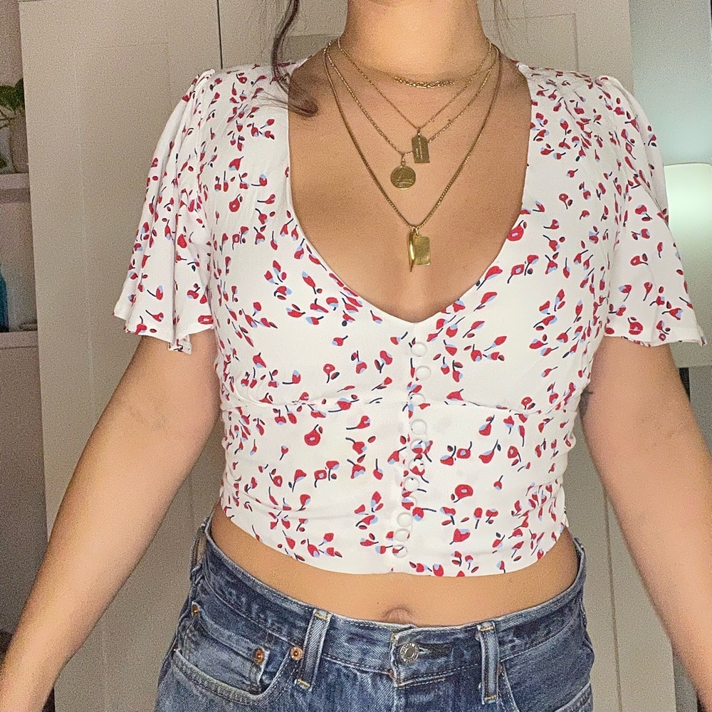 Olivia + James white short sleeve top size M, red and light blue flower buds